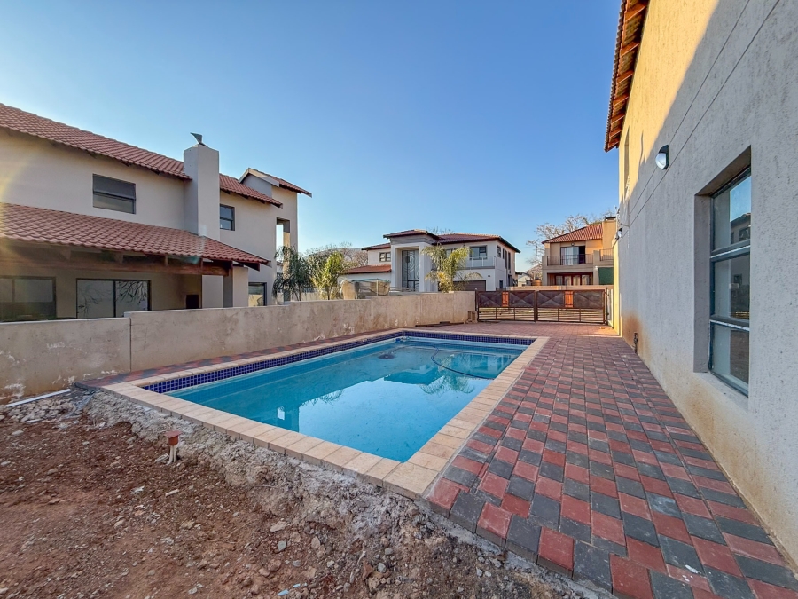 5 Bedroom Property for Sale in Melodie North West